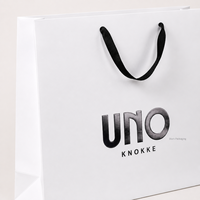 Sac shopping en papier blanc avec logo gaufré noir personnalisé, poignée en ruban, pour vêtements, chaussures, cadeaux, boutiques de détail
