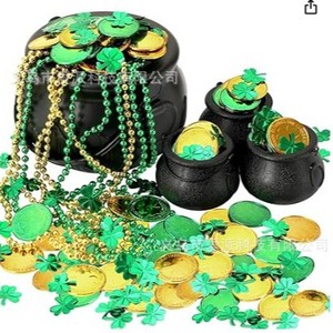 Ensemble de décorations d'Halloween avec collier trèfle et pièce d'or, et accessoires seau de sorcière, fournitures de fête réutilisables - Product Image 1
