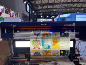 Nouvelle imprimante UV automatique de 1,8 m pour impression sur toile, création de peintures décoratives tridimensionnelles texturées et gaufrées par estampage à chaud - Product Image 3