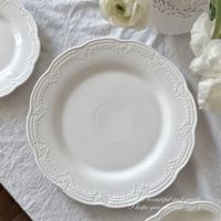 Service de vaisselle vintage français en céramique avec bordure en dentelle embossée, assiettes et bols blancs, assiettes à dessert pour mariage, fête ou événement