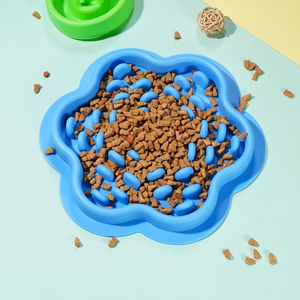 Comedero de silicona moderno sin BPA con ventosa y tapete de succión lenta para perros y gatos, accesorio ligero para botella de comida/agua - Product Image 5