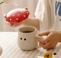 Adorable ensemble de tasses en céramique sur le thème des champignons avec des accents d'écureuils, mugs pour la consommation