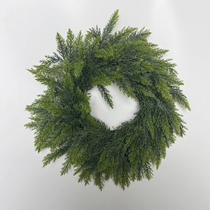 พวงหรีดคริสต์มาสแบบดั้งเดิมขนาด 50 ซม. ที่เต็มไปด้วยความเขียวขจี พร้อมกิ่งไม้ 60 กิ่ง เหมาะสำหรับตกแต่งเทศกาลคริสต์มาสในทุกพื้นที่ - Product Image 6