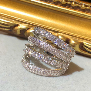 Anello a strati con accenti geometrici in cristallo per donna, accessori minimalisti alla moda per l'uso quotidiano - Product Image 1