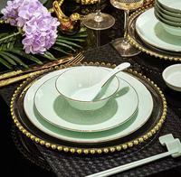 Service de table en céramique céladon de luxe avec bordure dorée, idéal pour les repas quotidiens en famille et la décoration de table pour grands banquets
