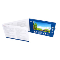 Impression d'une carte d'écran LCD avec trois cartes de visite vidéo pliées pour le courrier et une livret vidéo pour la présentation.
