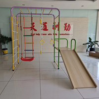 Ensemble de jeu intérieur multifonctionnel pour enfants avec balançoire, échelle d'escalade et anneaux