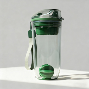 Botella Mezcladora Ergonómica de Primera Calidad para Bebidas Deportivas y Batidos Sustitutivos de Comidas - Product Image 1