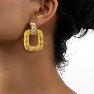 Pendientes de Plata 925 con Diseño Vintage de Puntos Cuadrados y Diamantes para Mujer con Patrones Exagerados - Product Image 1