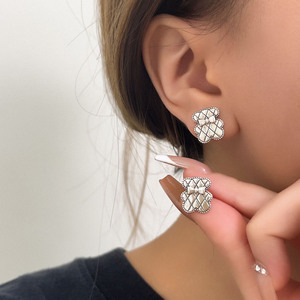 Pendientes de plata de ley S925 con forma de oso y lazo para mujer, joyería minimalista con diseño de animales del zodiaco para uso diario - Product Image 1