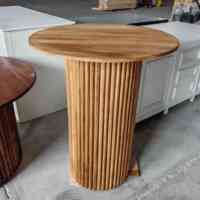 Table de cocktail de ferme en bois massif brun antique pour location d'événements Mariage