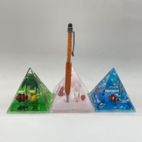 Porte-stylo pyramidal liquide, triangle, paillettes acryliques flottantes, ornement de bureau, souvenir, cadeau d'affaires, figurine personnalisée