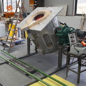 Four de fusion de métaux 100 kg pour cuivre, à <span class=keywords><strong>induction</strong></span> KGPS à fréquence moyenne, température 1800°C, avec pot de fusion et <span class=keywords><strong>creuset</strong></span> 0.1T - Product Image 1