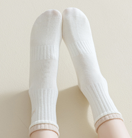 Chaussettes de sport mi-mollet en coton blanc pour femmes personnalisées de haute qualité automne hiver chaussettes respirantes anti-odeur à broderie désossée