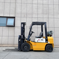 Chariot élévateur à double alimentation APEXPRO 2,5 tonnes GPL/Essence hybride, certification CE EPA, moteur Nissan K25, mât 3 étages, pneus pneumatiques/solides