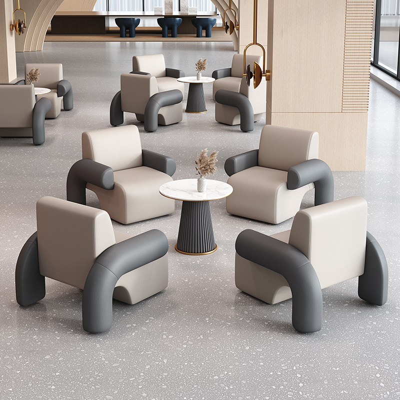 Une table et quatre chaises, table ronde, 60cm, gris.