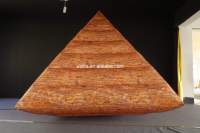 Modèle de pyramide égyptienne gonflable géant à texture de pierre réaliste, fabriqué en usine pour la décoration sur le thème de l'histoire et du désert