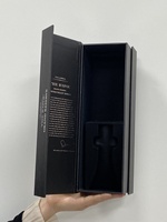 Caja de regalo rígida negra de gama alta Botella de vino Jarra Diseño de lujo Tapa magnética Caja de papel con protección de incrustaciones