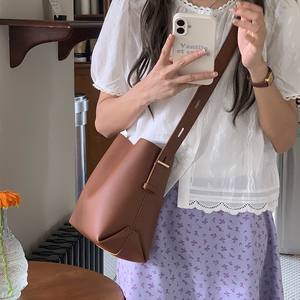 Bolso Tipo Cubo para Mujer, Cuero Marrón, Cierre Magnético, Bolso de Hombro, Uso Diario, Gran Capacidad, Otoño 2025 - Product Image 2