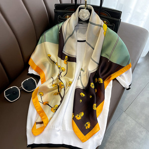 Élégant foulard carré en fausse soie pour femme avec motif exotique et toucher léger, idéal pour la plage et la ville - Product Image 5