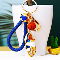 Porte-clés tendance en alliage de zinc avec cordon tressé, motif chaussure de basket-ball et cœur, pour sac, cadeau mignon pour couple