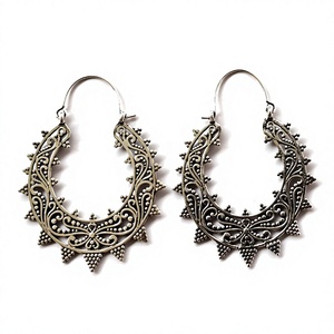Boucles d'oreilles créoles brillantes en laiton plaqué argent, accessoire de piercing tendance pour femme - Product Image 4