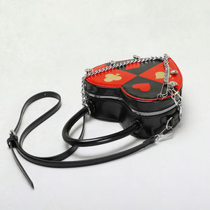 Nuevo Bolso Bandolera Elegante para Mujer con Diseño de Cadena, Estampado de Cartas de Póker, Cierre de Cremallera de PU en Forma de Corazón y Capacidad de 3L+ - Product Image 5