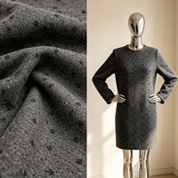 Tissu en laine épaisse gris chiné A013 avec broderie de perles noires et de sequins argentés pour manteaux et jupes mi-longues automne-hiver