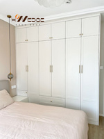 Armoire de chambre moderne avec portes battantes, design autoportant, coiffeuse convertible sur mesure