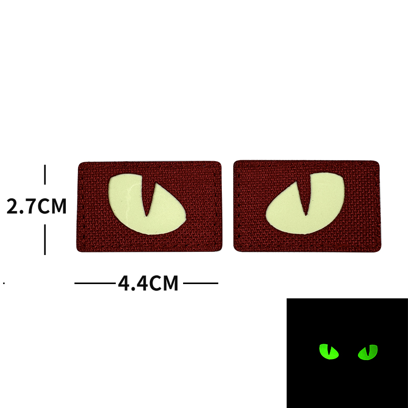 Un paio di occhi di gatto: occhi luminosi con base rossa