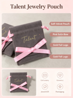 Pochette à Bijoux en Velours Gris avec Logo Doré Personnalisé, Cordon de Serrage et Nœud en Ruban Rose – Idéale pour Cadeaux de Mariage, Colliers, Boucles d'Oreilles et Bagues (Vente en Gros)