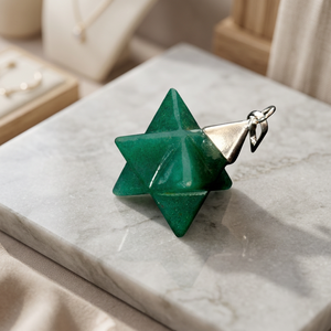 Pendentif de radiesthésie artisanal en argent, style Feng Shui, en agate verte foncée, pierre semi-précieuse, faite à la main, portable et à facettes - Product Image 3