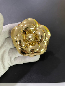 Wang Yibo 6,1 cm Broche de Camelia de cuero dorado completo Elegante ramillete en forma de súper flor fragante pequeña para Fiesta infantil - Product Image 3