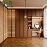 Luxuriöser Moderner Einbauschrank mit Gewölbten Rattanpaneelen Getöntes Glas Kleiderpräsentationsregal und Schminktisch