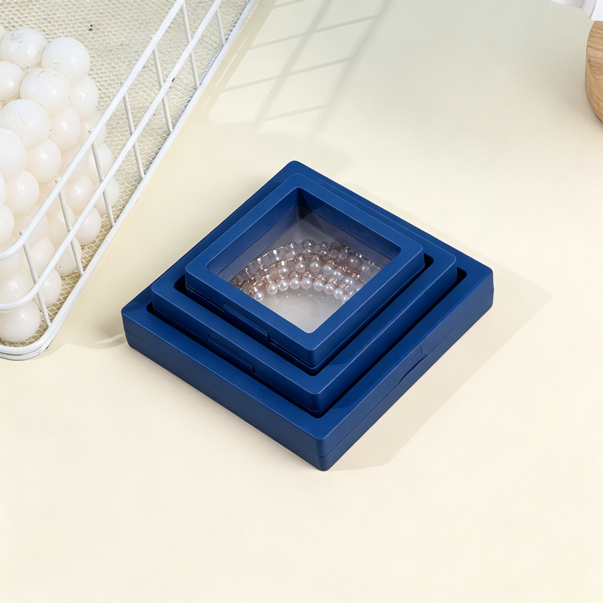 9,5*9,5*3,5 cm (style boîte flottante) avec texte