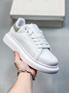 รองเท้าสำหรับผู้ชายสไตล์เรียบง่ายสีขาวคุณภาพสูงดีไซน์เนอร์สำหรับชุดลำลองและชุดทางการพร้อมโลโก้ที่ปรับแต่งได้ - Product Image 5