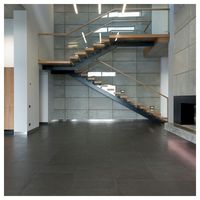Escalier droit robuste Prima Industrial avec marches en bois et métal pour usine, entrepôt, escaliers droits commerciaux