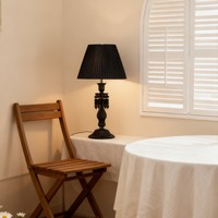 Lampe de table en cristal noir fini avec abat-jour en tissu plissé vertical pour la décoration moderne et rétro de la chambre à coucher et du bureau