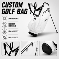 Sac de golf en cuir synthétique blanc avec sangles noires, poches avant zippées et base noire pour les joueurs de golf