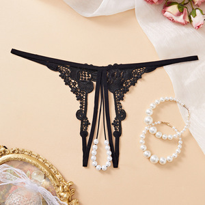 String sexy pour femme en dentelle noire avec détails en perles, entrejambe ouvert, lingerie de stimulation pour adultes - Product Image 1