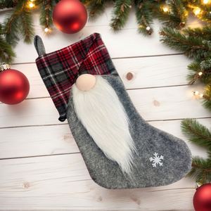 Chaussettes de Noël en feutre à carreaux, gnome sans visage rouge/gris, Tomte suédois, chaussettes de Noël |   Impression numérique écologique pour les fêtes - Product Image 3