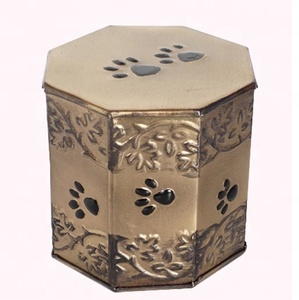 โกศใส่ศพของสัตว์เลี้ยงทำจากเหล็กสีทองเป็นมิตรต่อสิ่งแวดล้อมพร้อมตราอุ้งเท้าแกะสลักสำหรับแมวโลโก้ปรับขนาดได้ตามต้องการ - Product Image 1