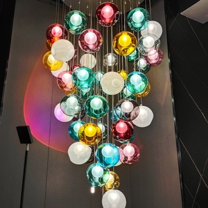 Nuovi <span class=keywords><strong>lampadari</strong></span> <span class=keywords><strong>a</strong></span> sfera moderna personalizzati di tendenza con <span class=keywords><strong>sospensione</strong></span> da soffitto <span class=keywords><strong>a</strong></span> <span class=keywords><strong>sospensione</strong></span> in vetro colorato montato per illuminazione creativa d'interni