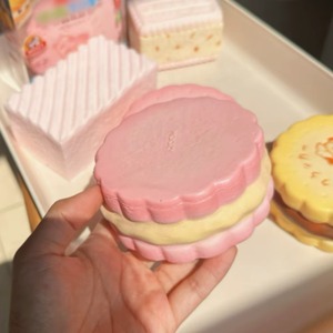 Décoration de bureau portable en forme de sandwich à la crème en forme de vache rose dégradé Kawaii, à rebond lent, douce au toucher, idéale pour la photographie culinaire ou comme cadeau - Product Image 3