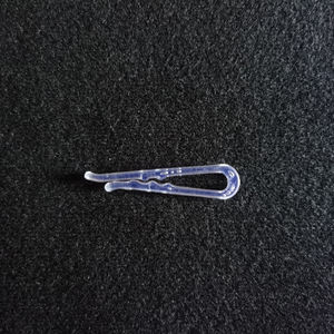 Clips de <span class=keywords><strong>camisa</strong></span> de plástico <span class=keywords><strong>transparente</strong></span> PS de alta calidad para almacenamiento y organización de ropa; Clips de falda transparentes en forma de U - Product Image 1