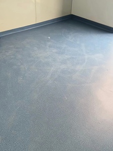 Revêtement de sol <span class=keywords><strong>en</strong></span> vinyle SPC PVC <span class=keywords><strong>en</strong></span> rouleau, aspect bois, tapis de sol imperméable pour la maison, les salles de sport commerciales, les terrains de sport, les terrasses extérieures, les hôpitaux - Product Image 4