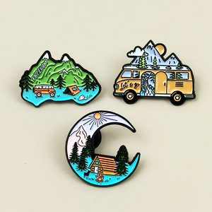 Spilla in lega con paesaggio creativo, a forma di montagna e <span class=keywords><strong>luna</strong></span>, accessorio smaltato per abbigliamento, zaino e decorazioni - Product Image 1