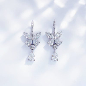Boucles <span class=keywords><strong>d</strong></span>'oreilles en platine Pt950 avec diamants de laboratoire, design <span class=keywords><strong>papillon</strong></span> de luxe, forme goutte <span class=keywords><strong>d</strong></span>'eau, style mode, type manchette, à dos plat - Product Image 1