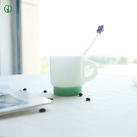 Jade Weiße Glas-Kaffeetassen Farbige Borosilikat-Einwand-Glasteetassen Kaffeebecher mit Henkel Maßgefertigte Farbige Glasbecher