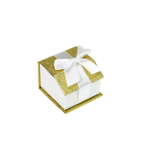 Caja de Regalo Rígida Pequeña Dorada Brillante de Materiales Reciclados al por Mayor con Relieve, Laminación Mate y Recubrimiento UV, Cierre Magnético - Product Image 3